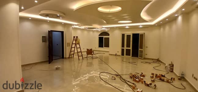  **شقة للإيجار | فيلات الياسمين 2 – التجمع الأول**   موقع مميز داخل فيلات الياسمين 2 – التجمع الأول، القاهرة الجديدة  **المساحة: 250م²**  **ال