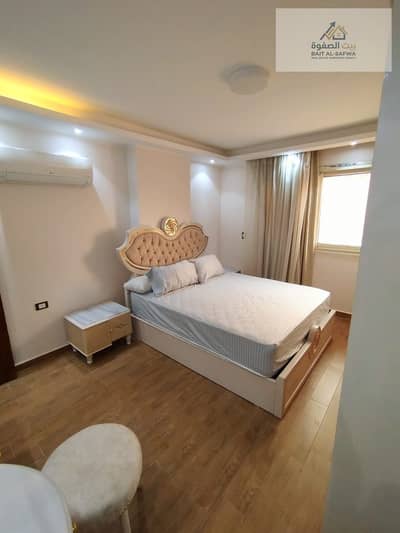 Furnished apartment for rent for upscale living in a distinguished location in Zahraa El Maadi, Italian compound on the ring road, directly near the Faculty of Medicine and Carrefour on the ring road, close to all services and transportation.