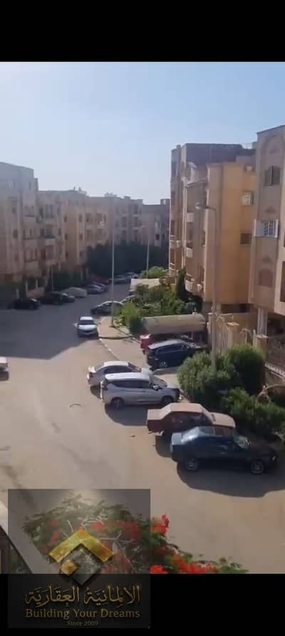 For rent, an empty apartment in the Fifth Settlement, southern investors, next to Gamla Market and Mohamed Naguib Street and Gamal Abdel Nasser Street, 7 minutes from the American University, 5 minutes from the southern 90th Street.