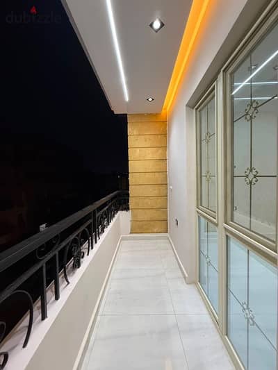 135 square meters apartment facing the street with 3 rooms