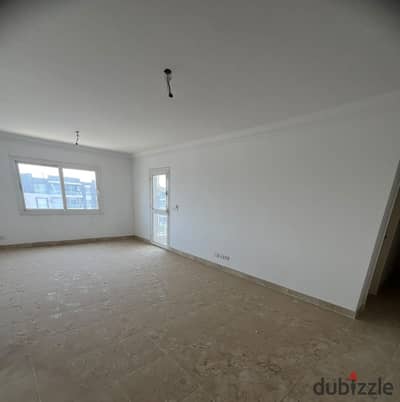 140m² apartment, first occupancy, for sale in Madinaty B12, next to East Hub Mall and Craft Zone, with installments over 5 years.