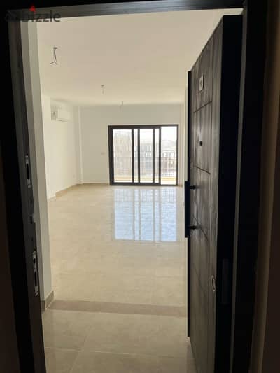 Apartment for rent in Fifth Square Compound. Rent includes kitchen and air conditioning. Prime location.