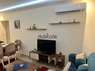 An excellent furnished apartment is available for rent in Al Rehab City (Phase 7 / Rehab 2). Located on the fifth (top) floor; the building has an ele