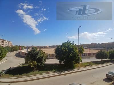  شقة للبيع في المستثمرين الجنوبية | عائلي 3 | فيو كمبوند   موقع مميز جدًا – فيو مفتوح على كمبوند  تشطيب سوبر لوكس  