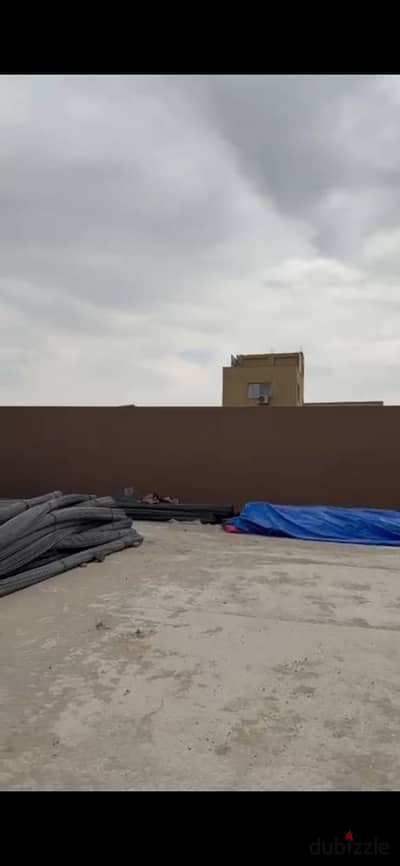مصنع للبيع في المنطقة الصناعية بالتجمع الخامس، القاهرة الجديدة. مساحة المبنى 500 متر مربع على أرض مساحتها 300 متر مربع، ويتكون من دورين. تم الإنشاء سن