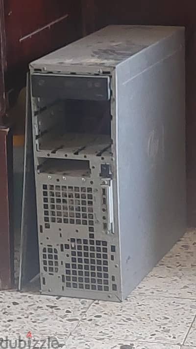 كمبيوتر مكتبي قديم