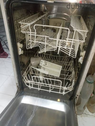 للبيع غساله اطباق وايت ويل مستخدمه مرتين فقط