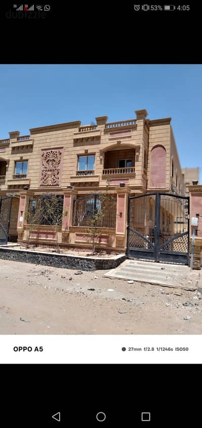 فيلا للبيع في مدينه بدر الحي المتميز منطقه A على مساحه ٧٥٠ م بدروم ودورين متشطبه الترا سوبر لوكس داخلي وخارجي بها ٩ حمامات و١١ غرفه علي مساحات واسعه