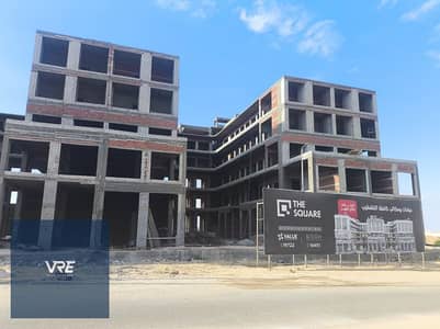 محل تجاري مساحه 32 متر مبني استلام 6 شهور في the square mall علي طريق الحريه مباشره في قلب مركز الخدمات الجديد لمدينه الشروق وبجوار المدرسه الامريكيه
