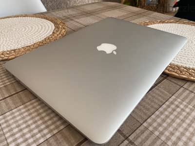 بنصف سعره حالتة زيرو Apple Macbook Air