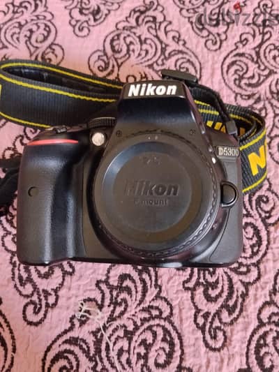 Nikon 5300d.   مع لينس 70 300