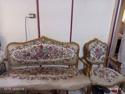 صالون عبارة عن كنبة و 4  كرسى  بحالة متوسطة   للبيع