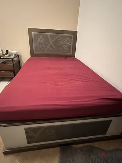 سرير مع مرتبه