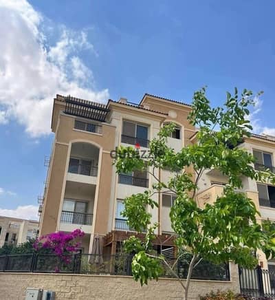 200 meter apartment on the ground floor with a garden view directly facing the lake