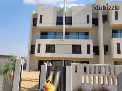 تاون هاوس للبيع بسعر ميمز داخل كمبوند متكامل الخدمات ومن ارقي المجتمعات السكنيه علي طريق السويس دقايق من مدينتي  .