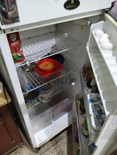 تلاجة كريازي حالة جيدة بشحنه الشركة الموتور بحالته