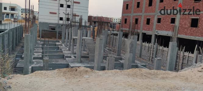 ارض للبيع فى مدينه بدر  فى المنطقه الشماليه القديمه  فيها عمدان البدروم  مساحه 570م