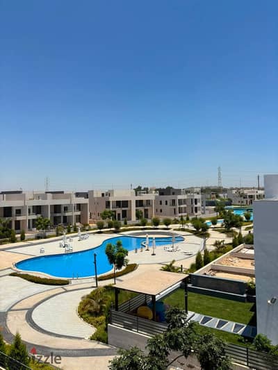 Middle Townhouse for Sale in Lake West Compound – Sheikh Zayed | 256 SQM | Ready to Move