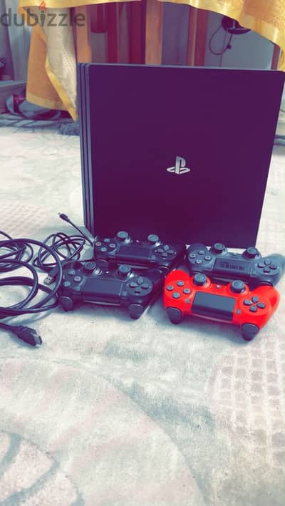 بلايستيشن 4 pro معاه اربع دراعات  و معاهم بجدج العاب كبيره حاله