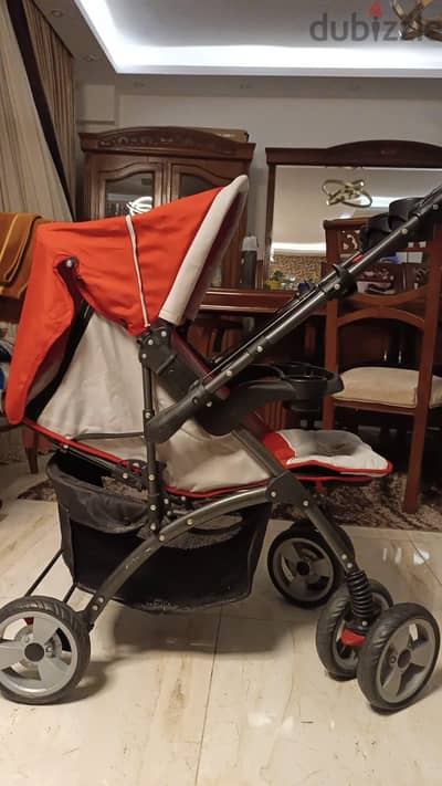 عربة أطفال ممتازة بحالة كالجديدة - خفيفة وسهلة الطي