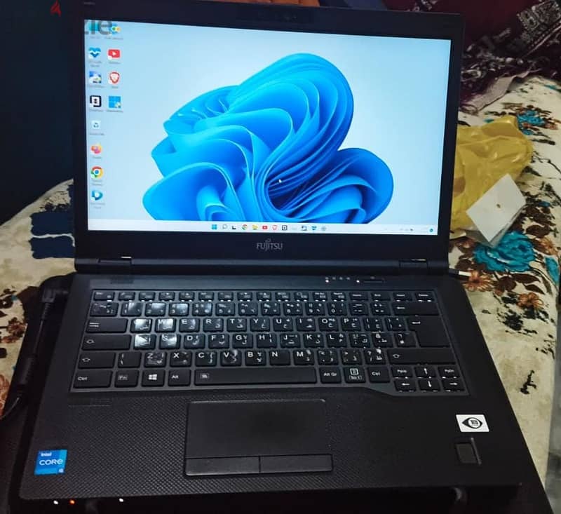 Fujitsu Lifebook E5411 1