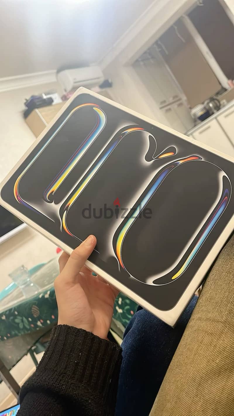 NEW iPad Pro M5 13-inch 256GB WiFi + Cellular (Sealed) 4