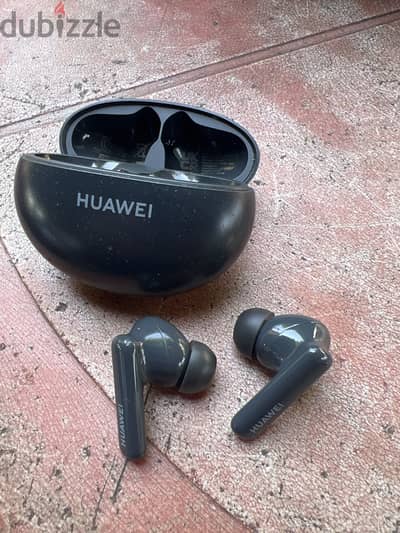 للبيع سماعات Huawei 5i لون اسود بحالة ممتازة