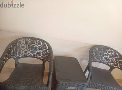 كراسي حديقه و ترابيزات و تلاجه عرض و ديب فريزر قديم 3 درج