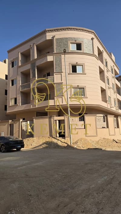 Very distinctive apartment, second floor, corner building, immediate delivery with electricity meters and a share in the land and the garage.