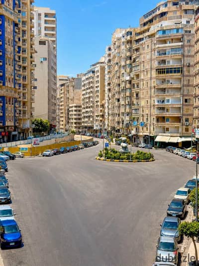 للبيع شقه مرخصه في ميدان سيدي بشر ترام بجوار فندق المحروسه خطوات للبحر