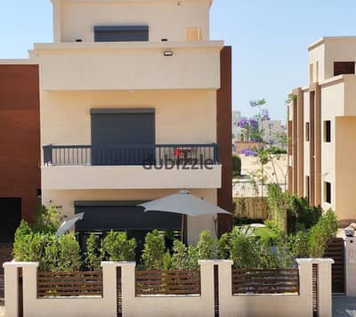 Townhouse for sale, 350 sq m, immediate delivery in Golf City Obour compound, very distinctive view.