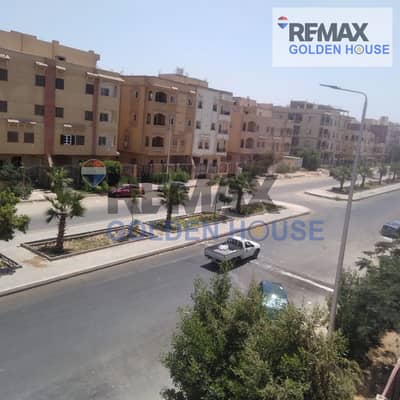 170م في حي التوليب بالشروق، الدور الثاني، 3 غرف و2 حمام، تشطيب كامل ومفروشة، فيو مميز، قريبة من المعادي فيو وطريق السويس، حصة جراج وعدادات كاملة، 3.7