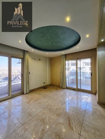 Apartment for rent next to Carrefour Maadi, 200m, 3 rooms including master, 3 bathrooms, northerly, super lux, garage and two balconies.