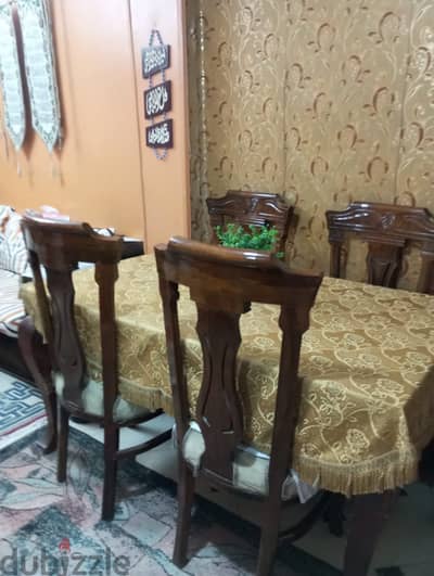 سفرة ٦ كراسي  بحالة جيدة جدا