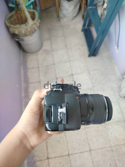 كاميرا نيكون d3100 معاها كل مشتملاتها البودي وعدسة 18-55 وشاحن وبطارية