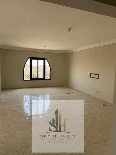 Apartment for rent in the new Fifth District of Rehab 1, with an area of ​​196 square meters, featuring 3 bedrooms and 3 bathrooms. Clean, well-finish