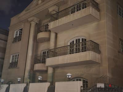 630 م فيلا كامله الحي الخامس التجمع الخامس  متشطبه داخلي وخارجي علي شارع اخناتون مباشرة