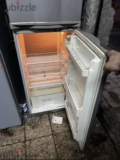 ثلاجة بحالة جيدة تعمل بكفائة
