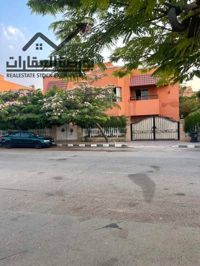 فيلا للإيجار في الرحاب – قانون جديد موقع مميز جدًا بالقرب من بوابة 9 مساحة الفيلا: 240 متر الدور الأرضي: غرفة نوم ماستر ريسبشن واسع مطبخ حمام