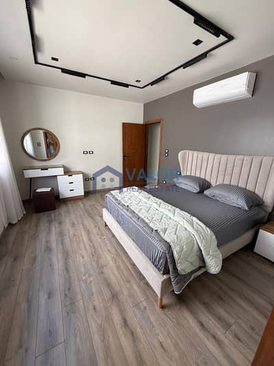 شقة تشطيب الترا سوبر لوكس مفروشة بالكامل للبيع داخل كومباوند Lake View Residence في الجولدن سكوير دقايق من مفيدا و الجامعه الامريكية التجمع الخامس