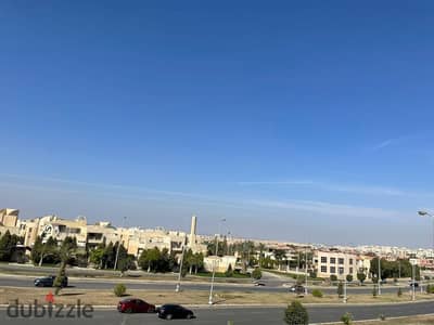 شقه بالمطبخ والتكييفات في كمباوند راقي