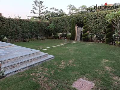 فيلا للبيع كورنر 285م تشطيبات خاصه فيومفتوح ناصيه الرحاب2 بالقرب من افنيومول والخدمات بسعر تجاري