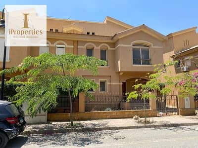 Town house Middle fully finished for sale in Dyar park.
