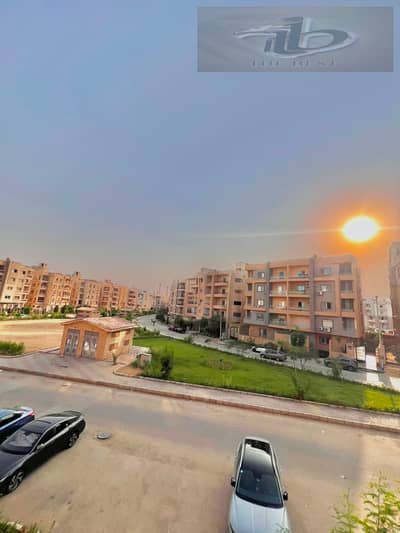 شقة للبيع – اللوتس الشمالية | موقع مميز جدًا   تاني نمرة من التسعين الشمالي وشارع النوادي  فيو جاردن – بحري من الغرف  عمارة ساكنة بالكامل  