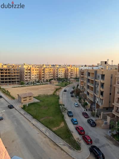 شقة للبيع 200م باللوتس الشمالية المنطقة الأولى أمام نادي بلاتينيوم التجمع الخامس دور خامس بأسانسير شغال 3 غرف نوم ماستر و3 حمام بسعر