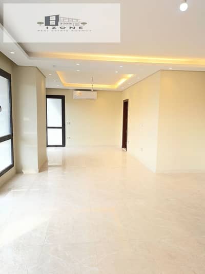 تريبلكس للإيجار نصف مفروش أول سكن في سوديك إيستاون Sodic Eastown القاهرة الجديدة New Cairo 3 غرف نوم 3 حمامات غرفة مربية بحمام ومطبخ وتكييفات