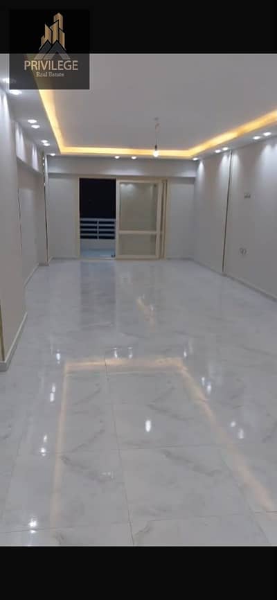 Apartment for rent in neighborhood 13 in Zahra Al-Maadi 190m super lux 3 rooms 3 bathrooms reception 2 elevators intercom natural gas and internet