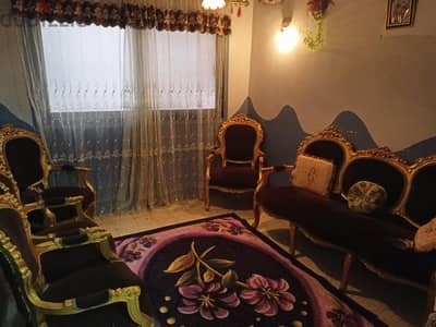 صالون مُدهب كنبه واربع كراسي استعمال خفيف بحاله جيده جدا