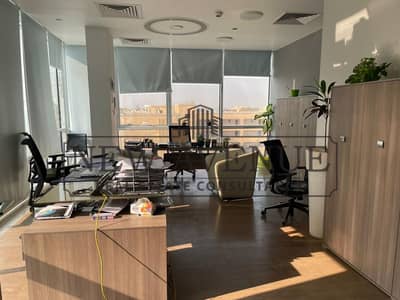 مكتب إداري للإيجار بمساحة ٣٥٠  متر  تشطيب كامل على أعلى مستوى و بالفرش فى القاهرة الجديدة