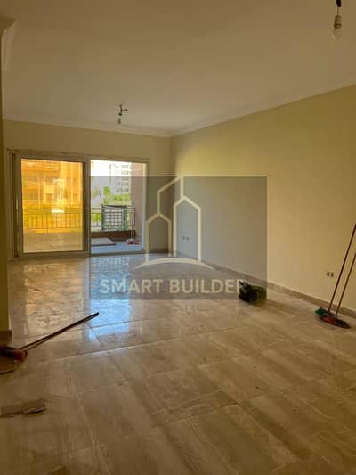Ground floor apartment with a private garden in Al Sharq Compound, immediate delivery, ultra-super-luxury finishing, in a very distinctive location with a wide garden view facing the commercial market.